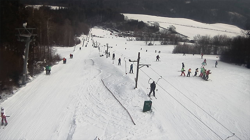 V Kladkách se o uplynulém víkendu lyžovalo opravdu naplno. Foto: www.lyzovanikladky.cz Plná sjezdovka, o  víkendu dorazily stovky lidí