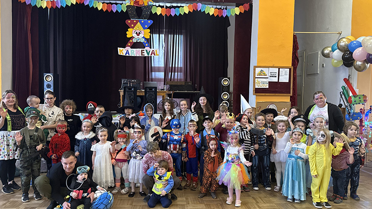 Parket v Koválovicích patřil i karnevalovým maskám