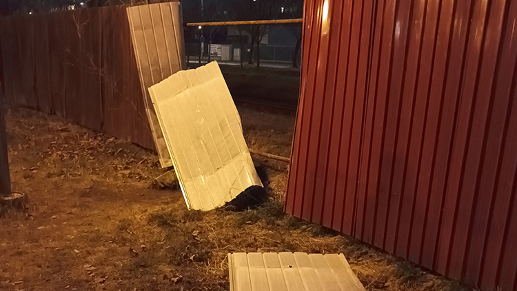 Vandal za nádražím se s tím nepáral