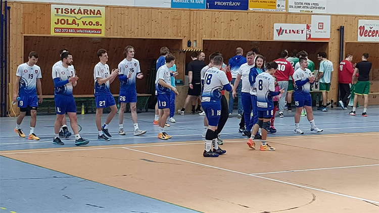 TRÁPÍCÍ SE KOSTELEC TĚSNĚ UDOLAL HUSTOPEČE