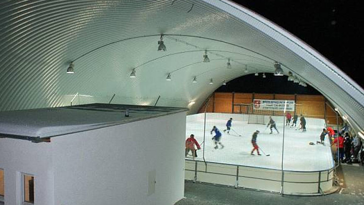 Kluziště skončilo,  hala jede dál