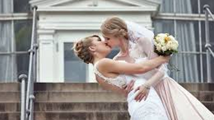 Své ANO si na radnici řekly   DVA LESBICKÉ PÁRY!