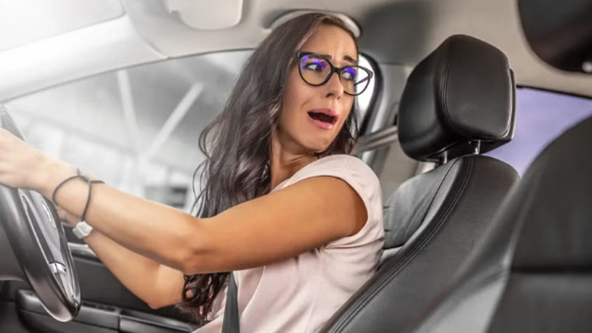 Uvězněná na parkovišti