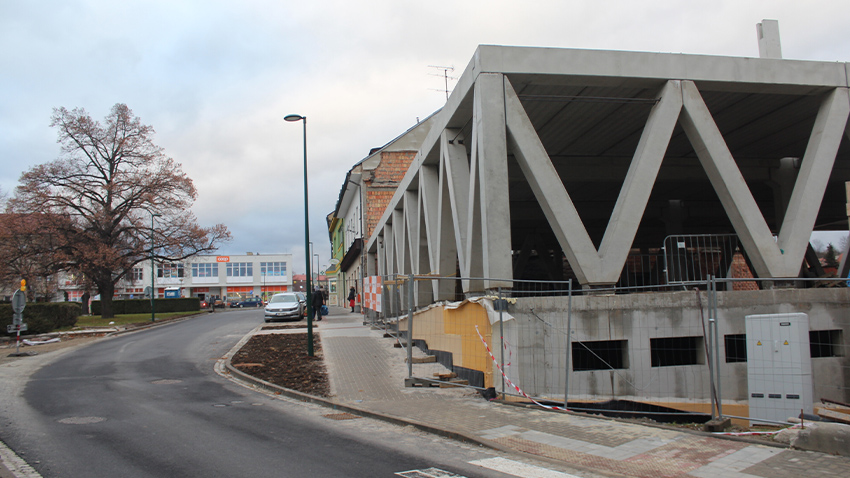 Budou mít auta na konickém náměstí kde parkovat?