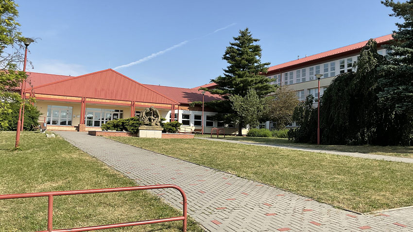 Pustí se do opravy školy