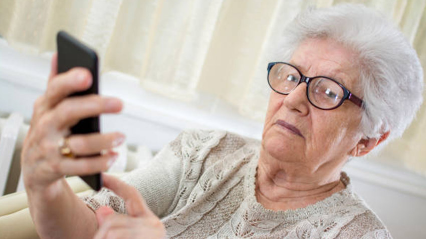 Seniorka „sedla na lep“