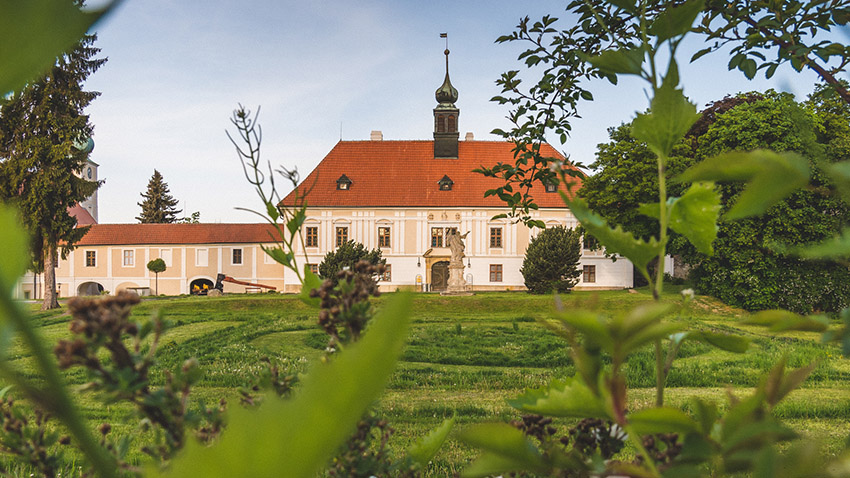 Výstava na nádvoří zámku
