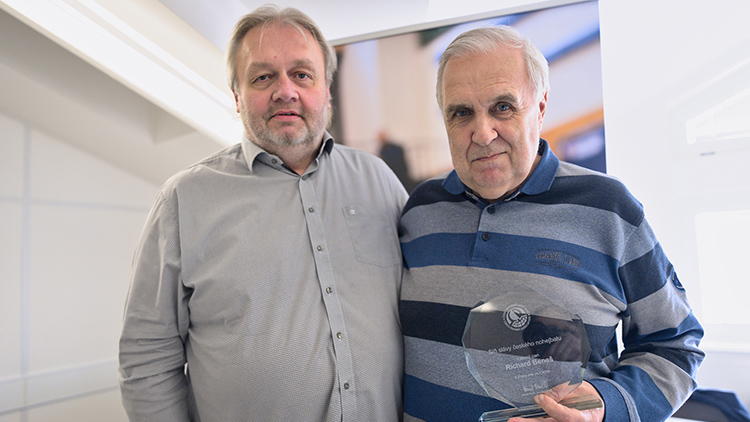 Richard Beneš už převzal ocenění a definitivně  tak je v Síni slávy Českého nohejbalového svazu
