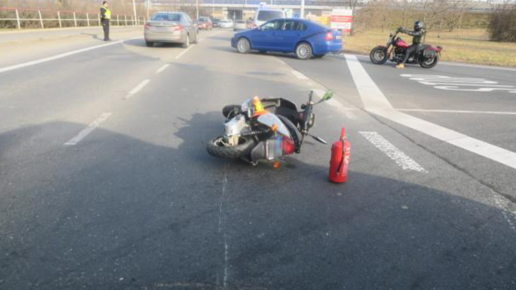 Foto: Policie ČR Řidička nedala přednost motorkářce