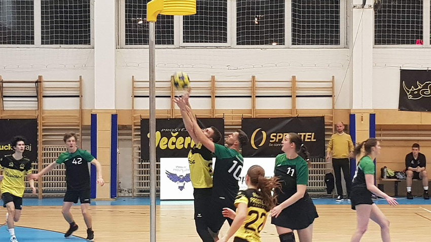 Domácí Petr Galíček pod košem doskakuje další z mnoha míčů, k tomu skvěle bránil, a navíc i sedmkrát skóroval. Foto: Marek Sonnevend Ofenzivní korfbalová smršť smetla Budějovice