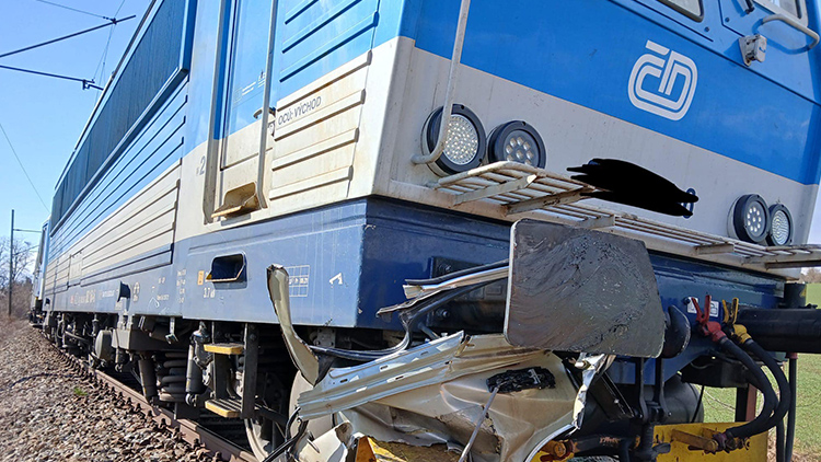 Foto: HZS Jihomoravského kraje Hasiči z Nezamyslic zasahovali u střetu auta s vlakem