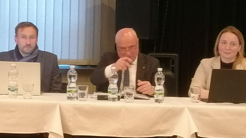 Vedení města zastupoval Jiří Rozehnal, studii představila architektka Holubová. Foto: Kristýna Bohatová  Prostějovanům se nelíbí kácení zeleně ani přesunutí tržnice