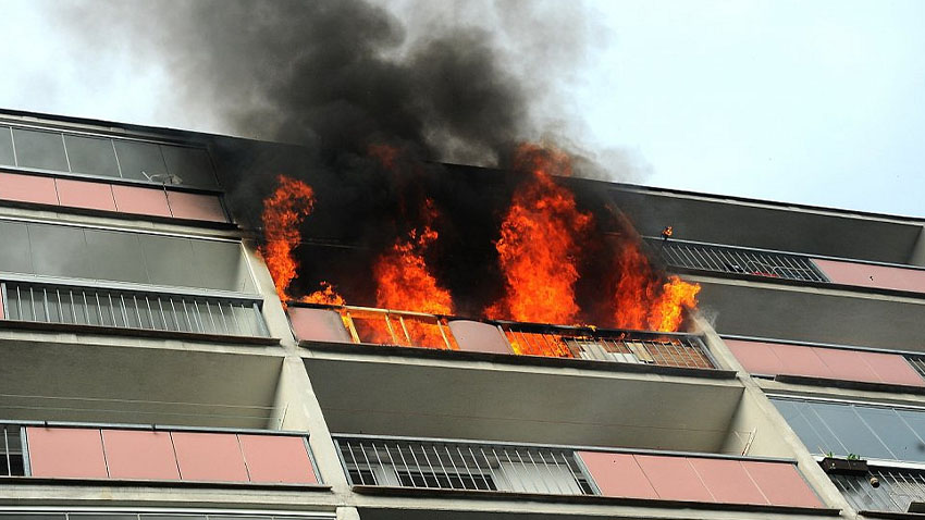 Přišel domů od soudu a pokusil se zapálit bytovku