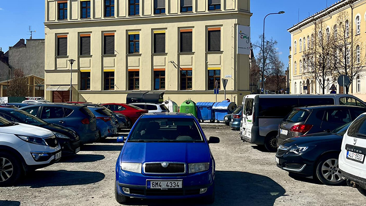 Na ploše v Komenského ulici jsou strážníci bezmocní