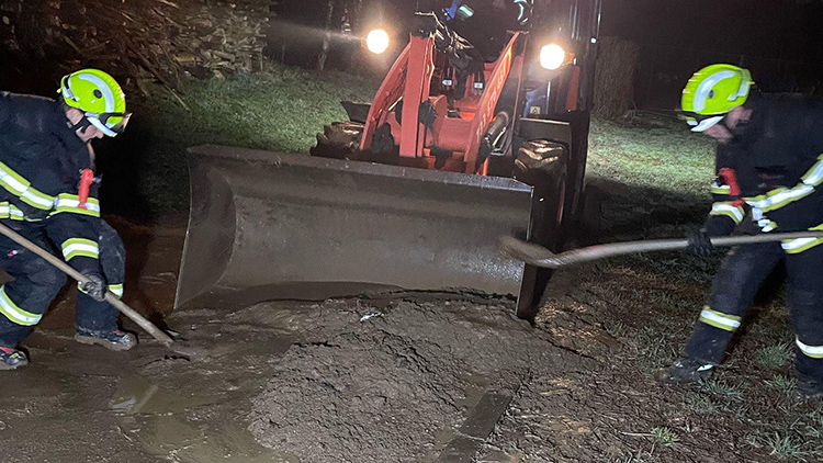 Foto: FB Hasiči Protivanov  Hasiči uklízeli z cest bahno a kamení
