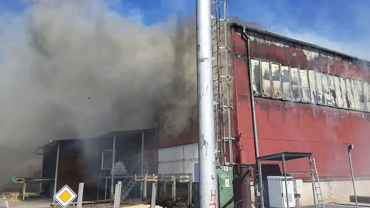 Poplach ve Ptení, po požáru škoda za desítky milionů