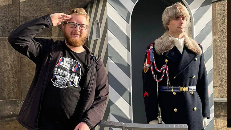 Internetový podvodník zničil závory u Anděla