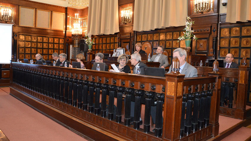 Před 10 lety: Na zastupitelstvu padl debil a málem létaly facky