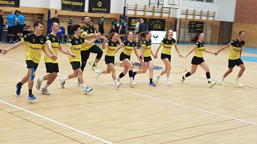Takto se korfbalový tým Vosíme.cz Prostějov radoval z postupu do finále extraligy dospělých. Foto: Marek Sonnevend Korfbalisté hrají v neděli Superfinále s Brnem!
