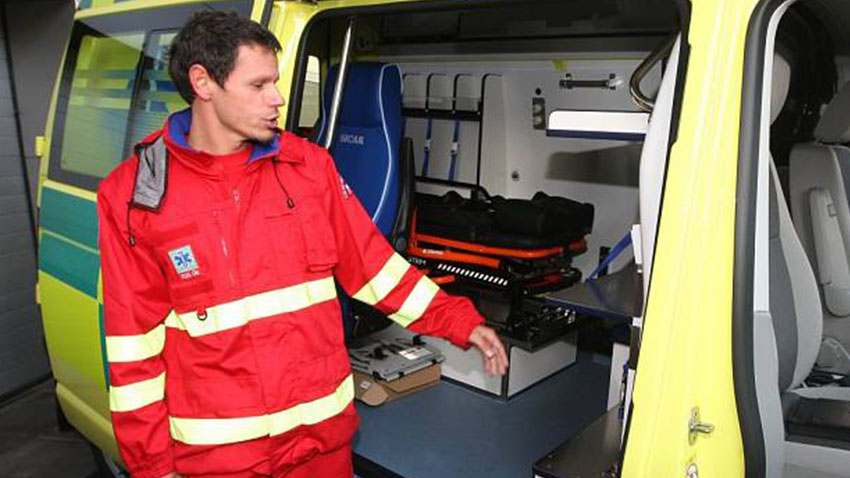 Lékaři zdravotnické záchranné služby převezli zraněnou a dehydratovanou stařenku k hospitalizaci do nemocnice. Ilustrační foto: internet Záchrana stařenky přišla ještě včas!