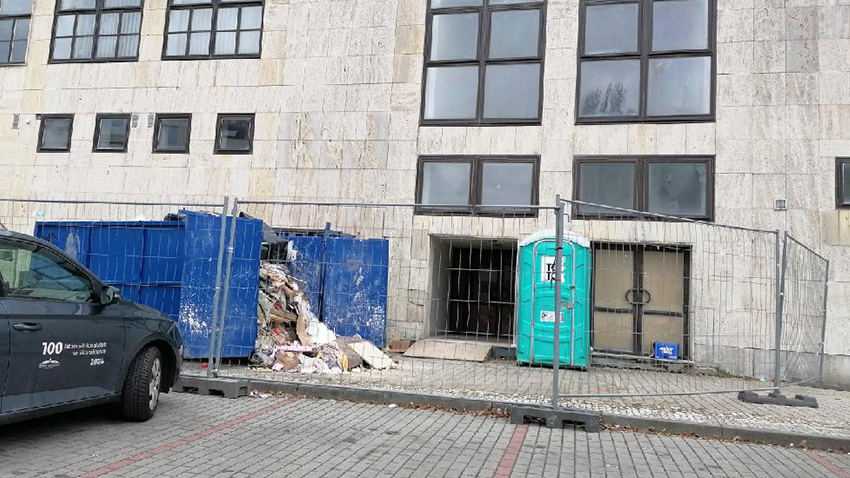 Na opravách KaSCentra  se intenzivně pracuje