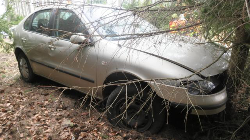 Mladá řidička skončila s autem v příkopu. Jak se jí to povedlo?
