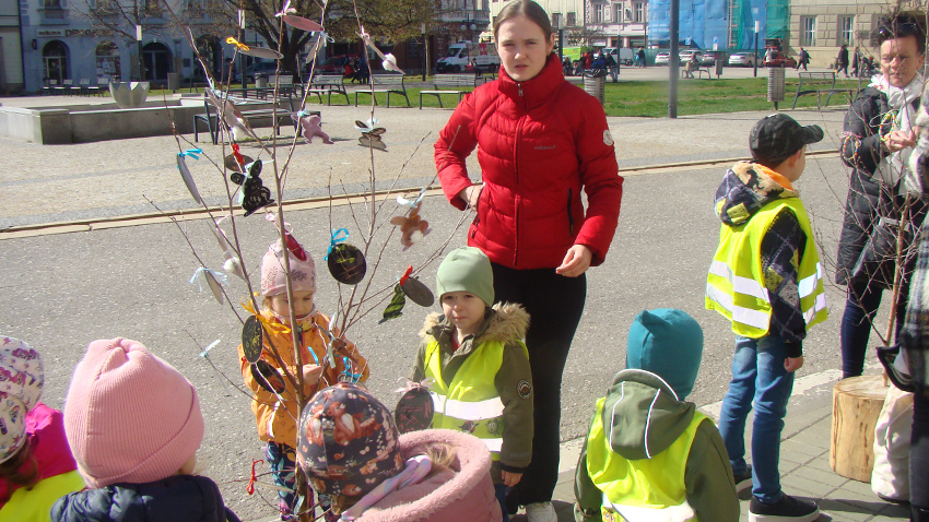 Hlavní náměstí ozdobí  velikonoční stromečky