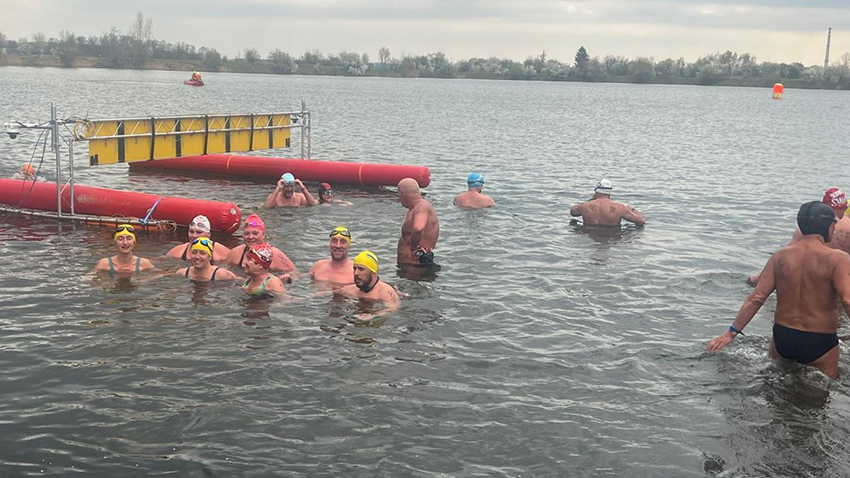 Foto Martin Zaoral Otužilci přivítali jaro v Zářičí, uspěl i místní starosta