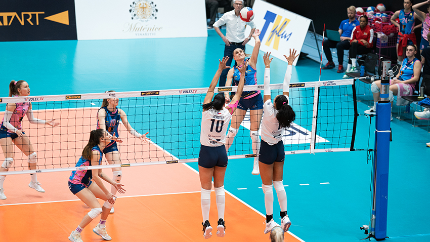 Finále 1: super týmový výkon v super divácké atmosféře = první triumf!