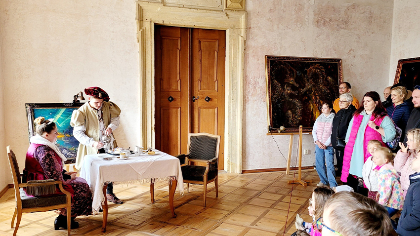 Pohádkové prohlídky patří na Plumlově k tradičním akcím. Foto: Kristýna Bohatová Zámek nabídl čarodějnici a pyšnou princeznu