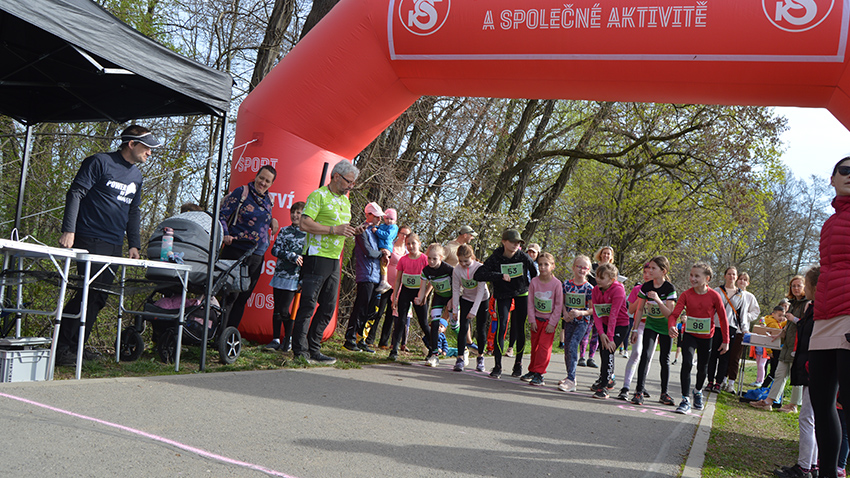 Foto Martin Zaoral Na půlmaraton u Hloučely svítilo slunce, proběhly se i děti