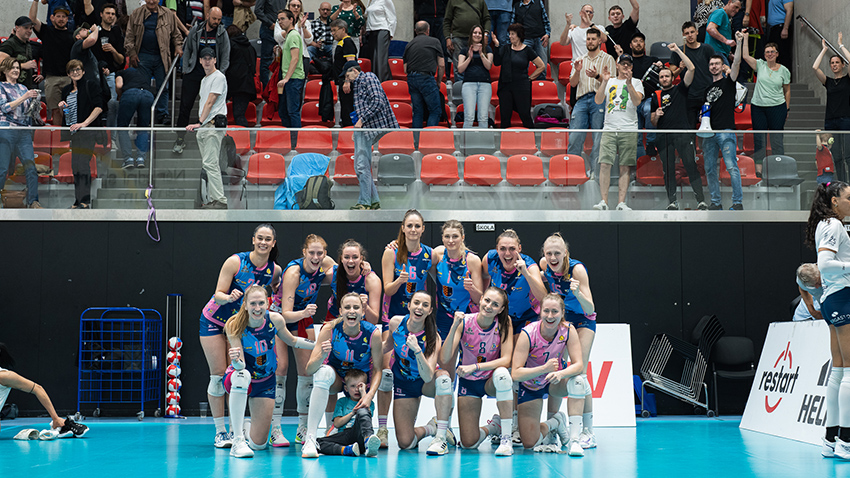 Ve čtvrtek hrály holky kromě druhé sady skvěle, taky fandové byli báječní