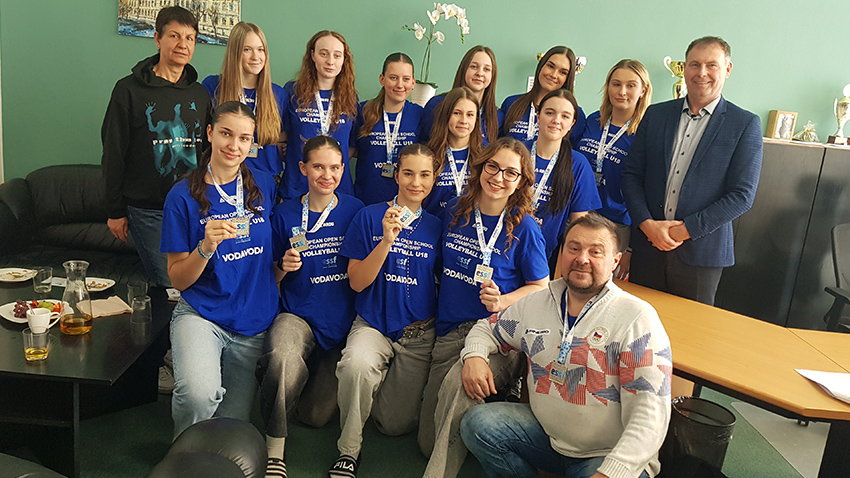 Úspěšné mladé volejbalistky VK Prostějov, studentky Gymnázia  Jiřího Wolkera slavnostně přijal ředitel školy Michal Müller