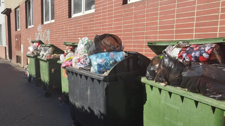 Foto Krystýna Bohatová Do boje se smrdutými odpadky u ubytovny se zapojilo město