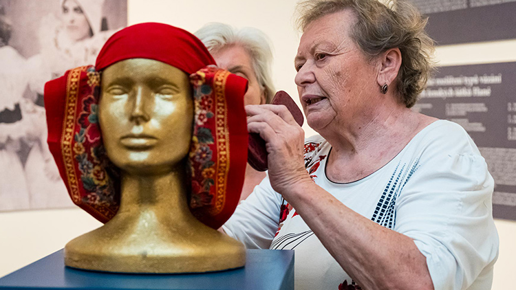 Nová publikace představuje tradiční úpravu hlavy a tištěné šátky na Hané