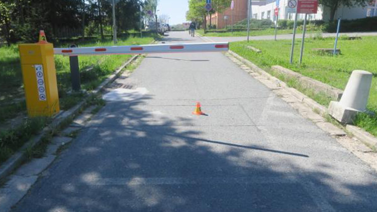 Cyklista zničil závoru v nemocnici