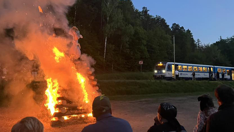 Čarodějnicím na „Běláku“ ujel vlak