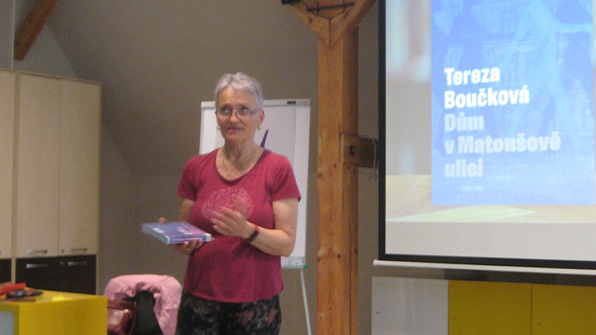 Tereza Boučková besedovala o knize Dům v Matoušově ulici s návštěvníky prostějovské knihovny. Foto: Hana Bartková Tereza Boučková představila v knihovně svůj úspěšný román