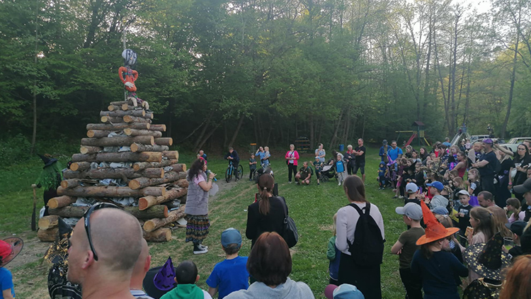 V Otaslavicích se upalovalo až do pozdních hodin