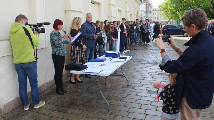 Foto Martin Zaoral Náměstím se rozléhala jména obětí holocaustu. Už pošesté