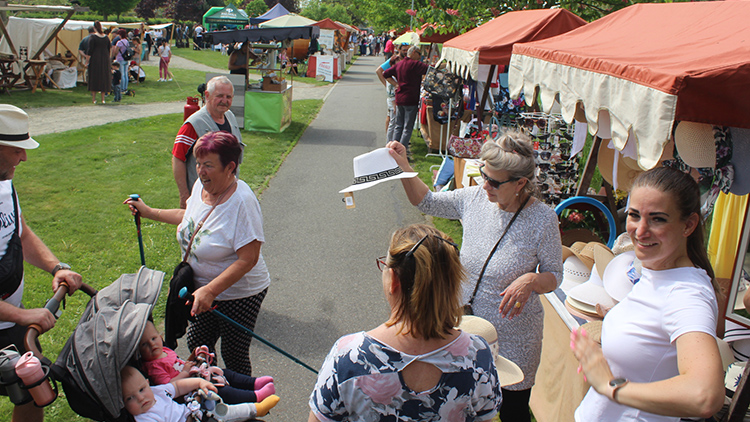 AKTUALIZOVÁNO: V Držovicích postavili májku a pustili se do hodování