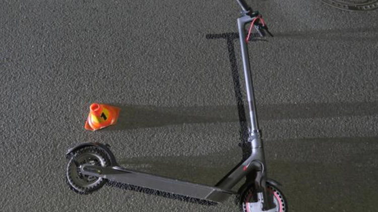 Foto Krystýna Bohatová Opilec neměl koloběžku pod kontrolou