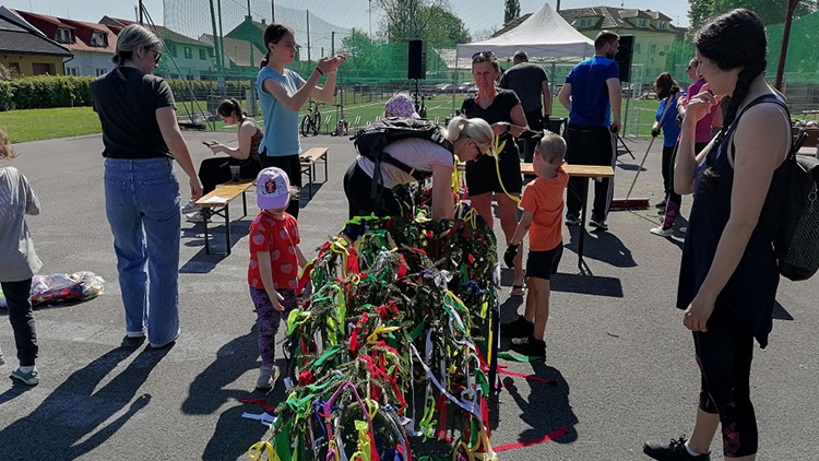 Májky zdobily i děti