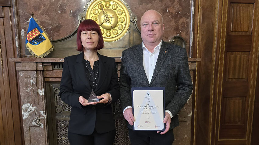 Cenu převzala 1. náměstkyně primátora Milada Sokolová a náměstek Jiří Rozehnal.  Foto: Magistrát města Prostějova Cenu Památka roku získala rekonstrukce ZUŠ