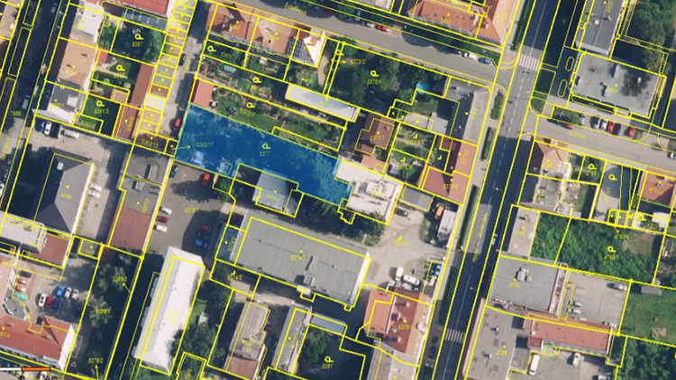 Foto Krystýna Bohatová Kraj prodává pozemek v bývalém Schola Servisu