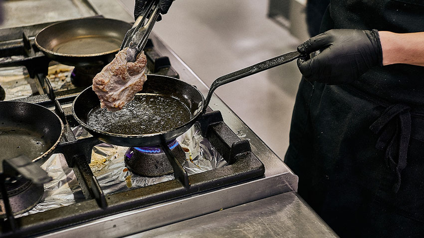 Ocet a sůl skvěle vyčistí mastný sporák