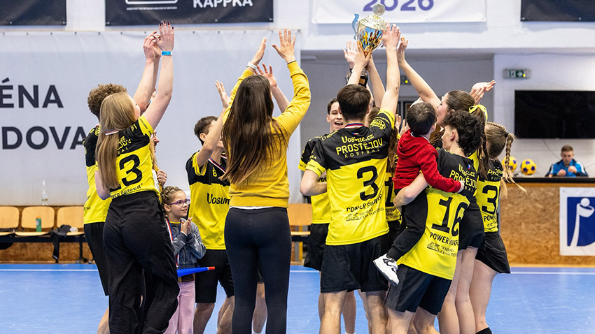 Dorostenci Vosíme.cz Korfbal Prostějov takto zvedli nad hlavu mistrovskou trofej. Foto: Facebook Korfbalový dorostenec Matěj Rozkošný ocenil skvělý týmový výkon