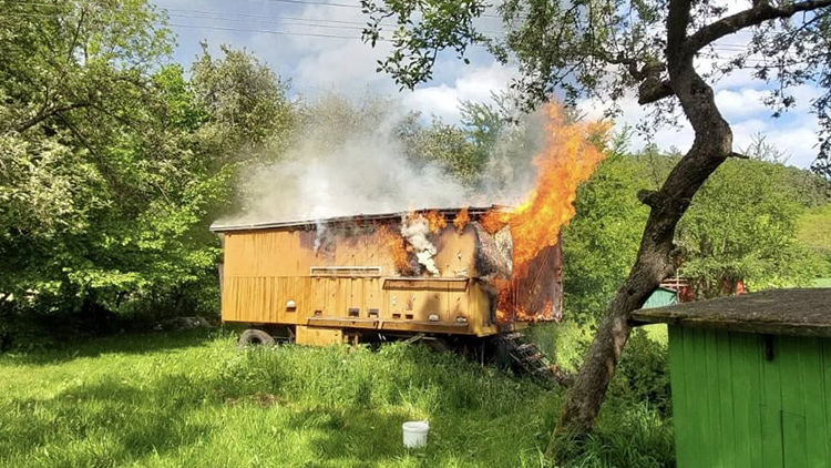 EXPLOZE  VE VČELÍNĚ!