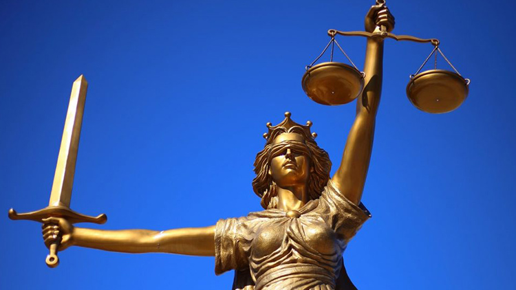 AKTUALIZOVÁNO: Matka praštila s pětitýdenní dcerkou o zem