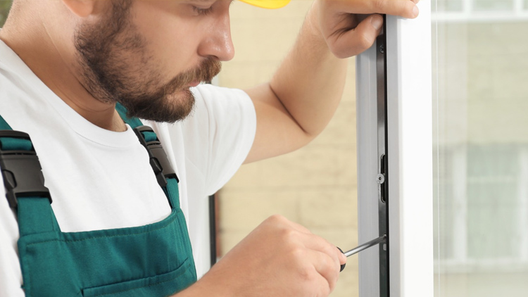 Kdy je lepší zavolat odborníka na opravu oken?